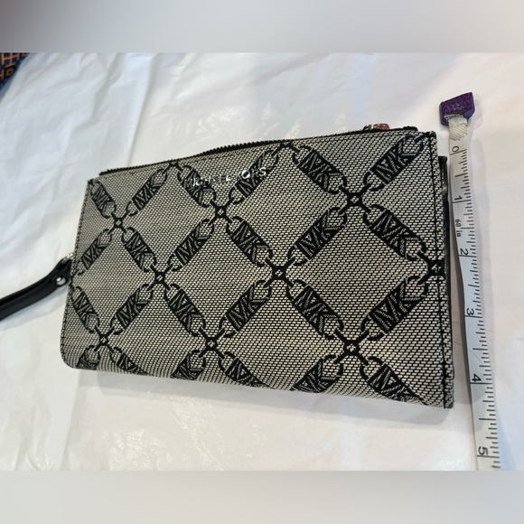 Michael Kors Jet Set Wallet - Picture 3 of 5